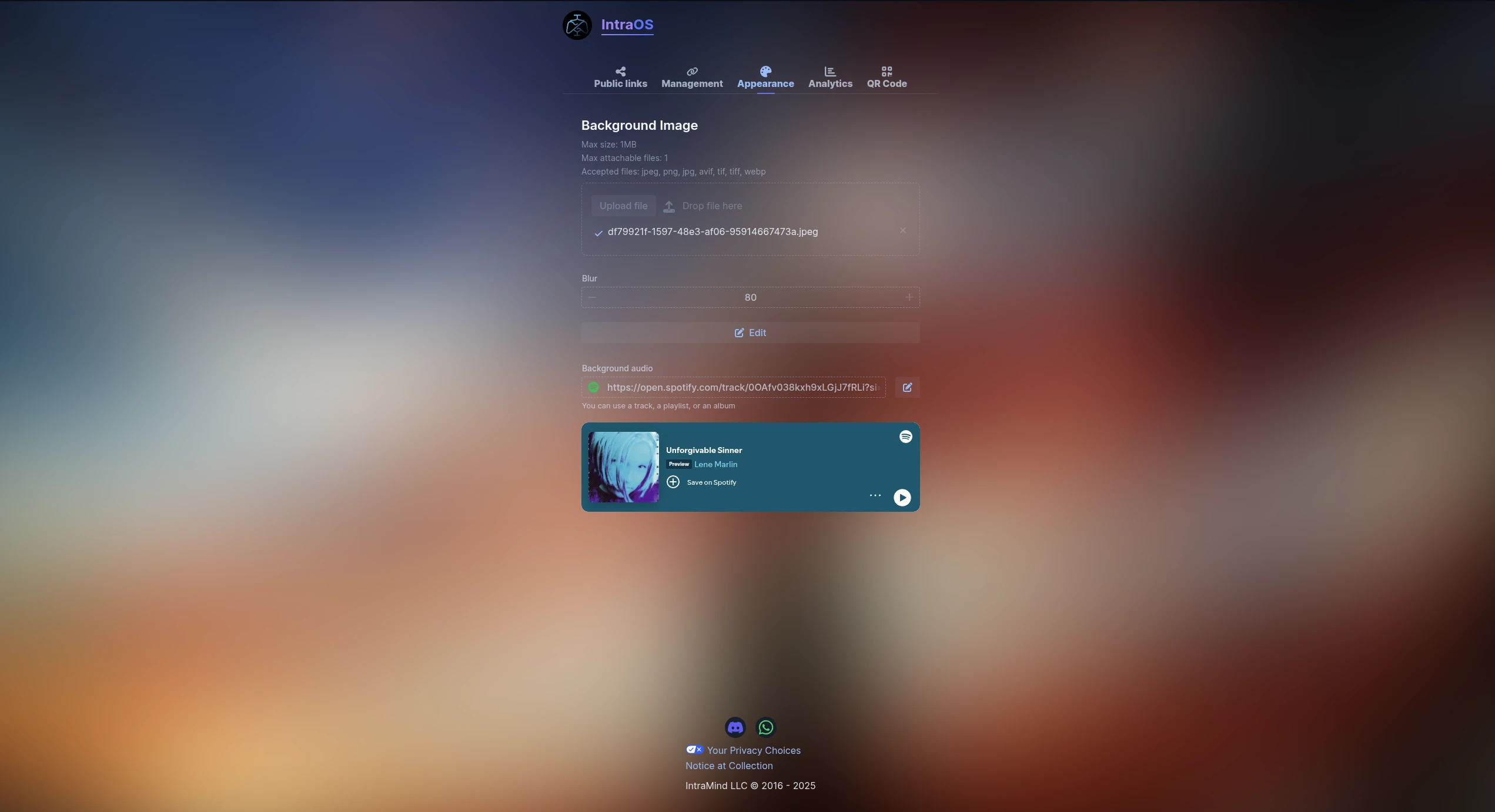 Interfaccia delle impostazioni di Aspetto del profilo pubblico IntraOS con caricamento dell'immagine di sfondo, controlli di sfocatura e un widget audio di sottofondo Spotify incorporato